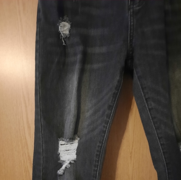 Women's Black Distressed Cropped Jeans Size 4 - Picture 3 of 5